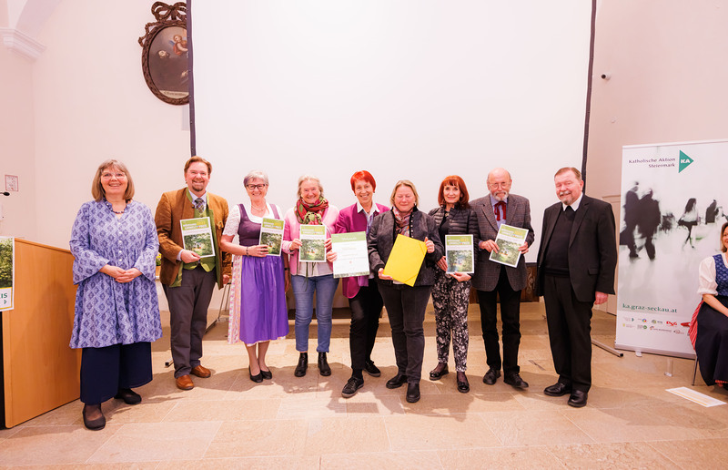 Hemma Opis-Pieber (links) und Generalvikar Erich Linhardt (rechts) mit Preisträger:innen vom Haus der Frauen. / Sonntagsblatt/Gerd Neuhold, Gerd Neuhold