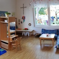 Bereich für Rollenspiel, Puppenspiel, Gesellschaftsspiele, Bilderbücher, Puzzle